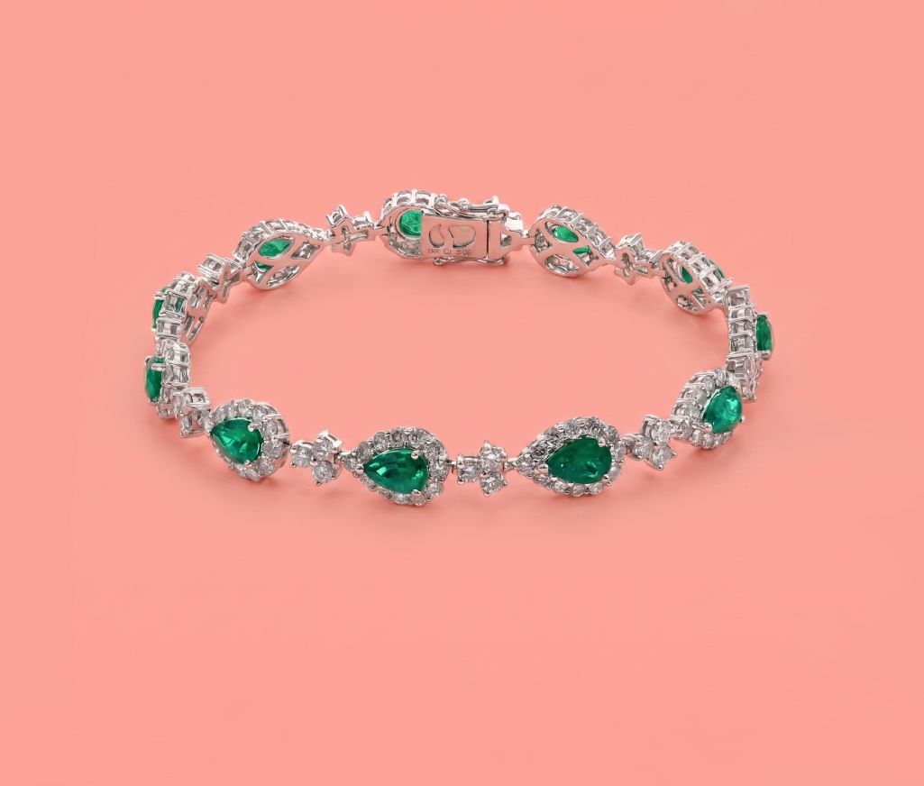 Samuel & Co pear-cut emerald and diamond halo bracelet in 18K white gold, 4.19ct diamonds.